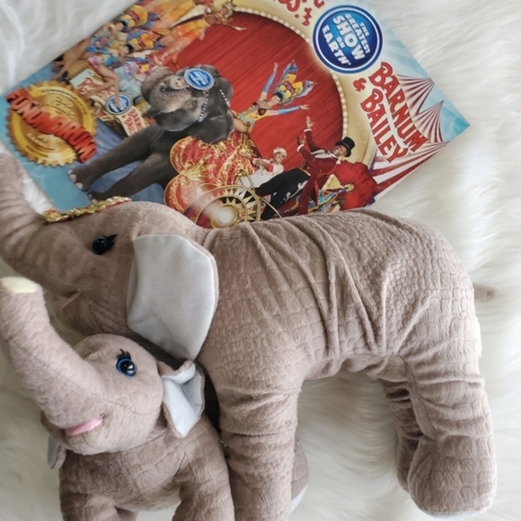 Barnum & Bailey Ringling Bros Circus Stuffed Plush Mother & Baby Elephant W Book - Picture 10 of 12